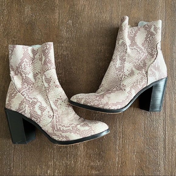 Dolce vita snakeskin booties - Picture 1 of 6